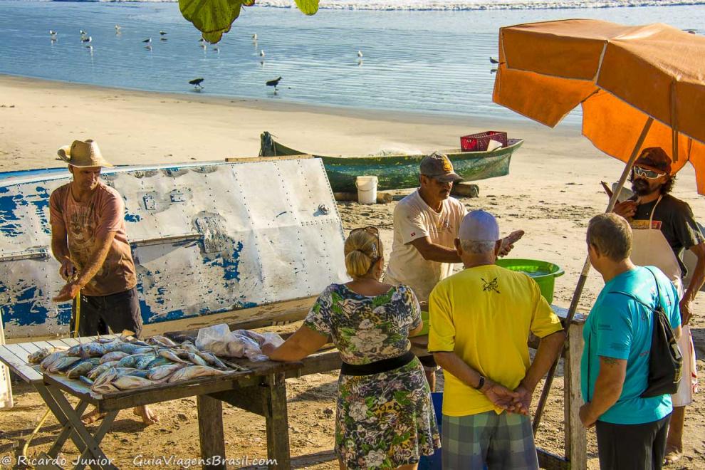 Imagem de uma bancada com peixes na Praia do Itaguá.